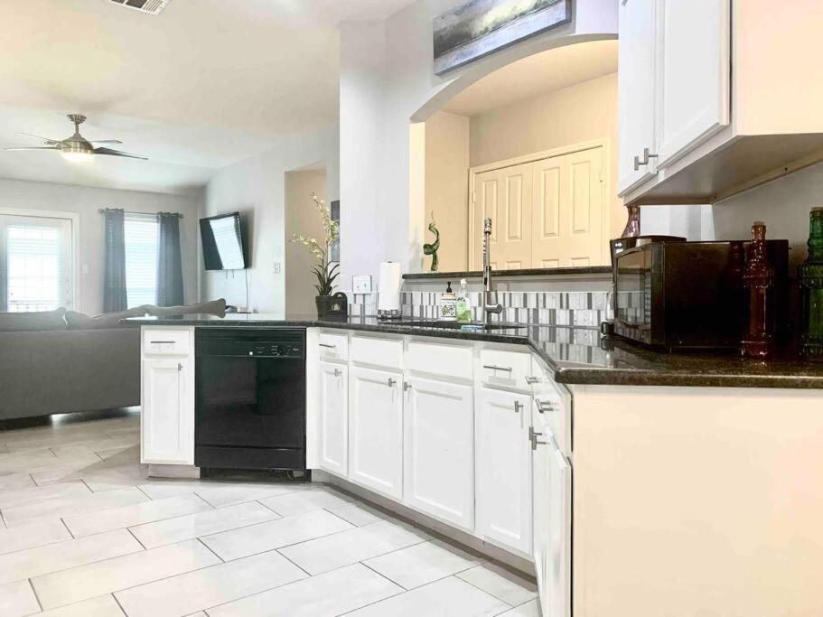 Modern Updates - Great Location - King Bed- Bmt San Antonio Eksteriør billede