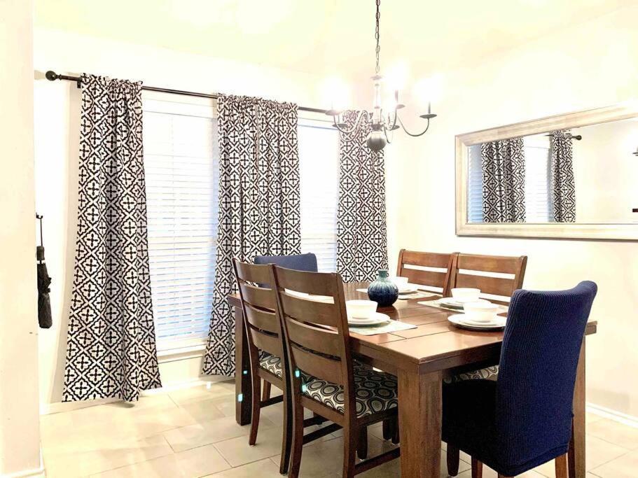 Modern Updates - Great Location - King Bed- Bmt San Antonio Eksteriør billede